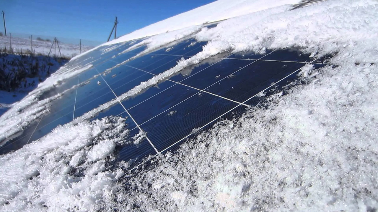 ایده‌ یک زوج برای حل چالش انباشت برف روی صفحات خورشیدی