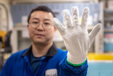 ساخت دستکشی که با حرکت انگشتان، برق تولید می‌کند!