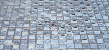 بهبود دکوراسیون داخلی با کاشی شیشه‌ای ضدخش و ضداسید ایرانی