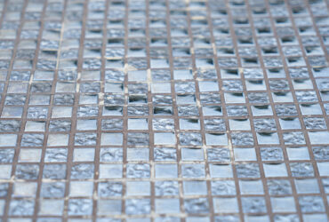 بهبود دکوراسیون داخلی با کاشی شیشه‌ای ضدخش و ضداسید ایرانی