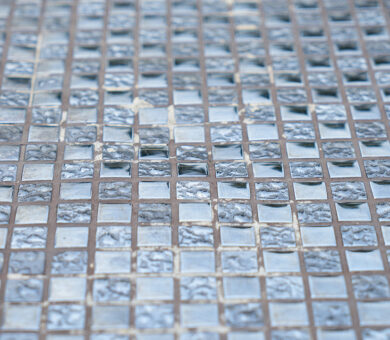 بهبود دکوراسیون داخلی با کاشی شیشه‌ای ضدخش و ضداسید ایرانی